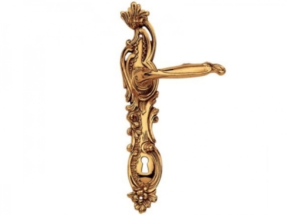 Дверные ручки с отделкой под золото