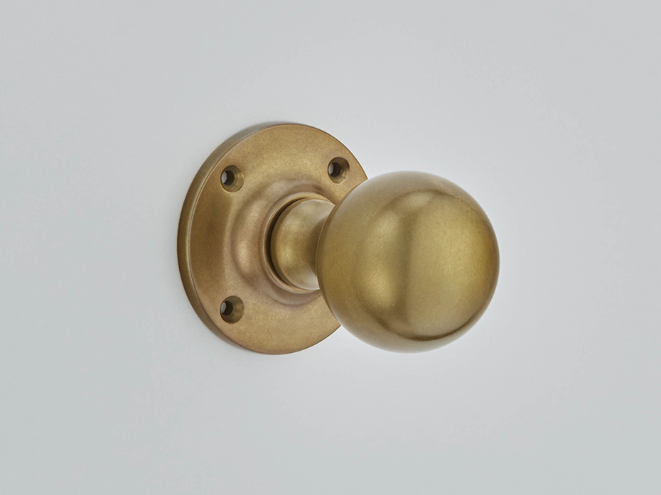 Дверная ручка-кноб на розетке Croft Ball 1756 античная латунь
