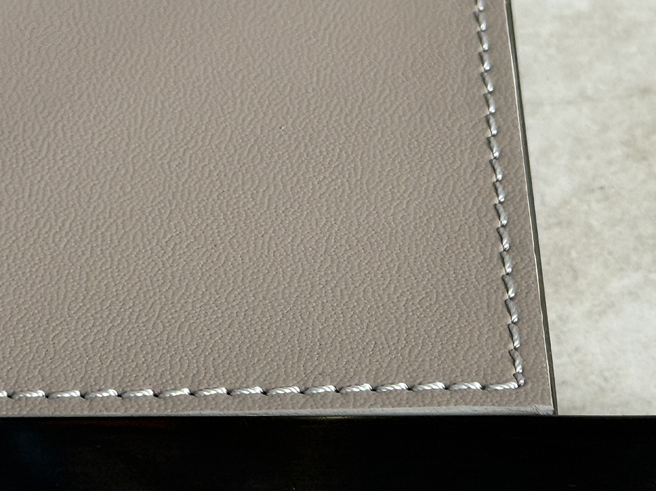 Напольная вешалка для одежды FURNITEK FG-095 из латуни и натуральной кожи чернёная латунь с полировкой