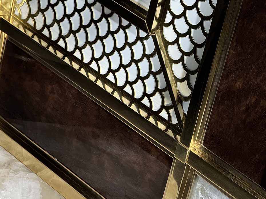 Декоративное панно из стекла и латуни FURNITEK FG-04002 со вставкой из дерева