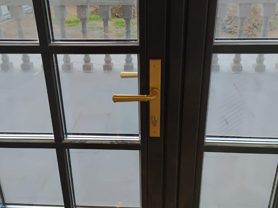 Ручка для балконной двери на узкой планке Frank Allart 7774597E01SB матовая латунь