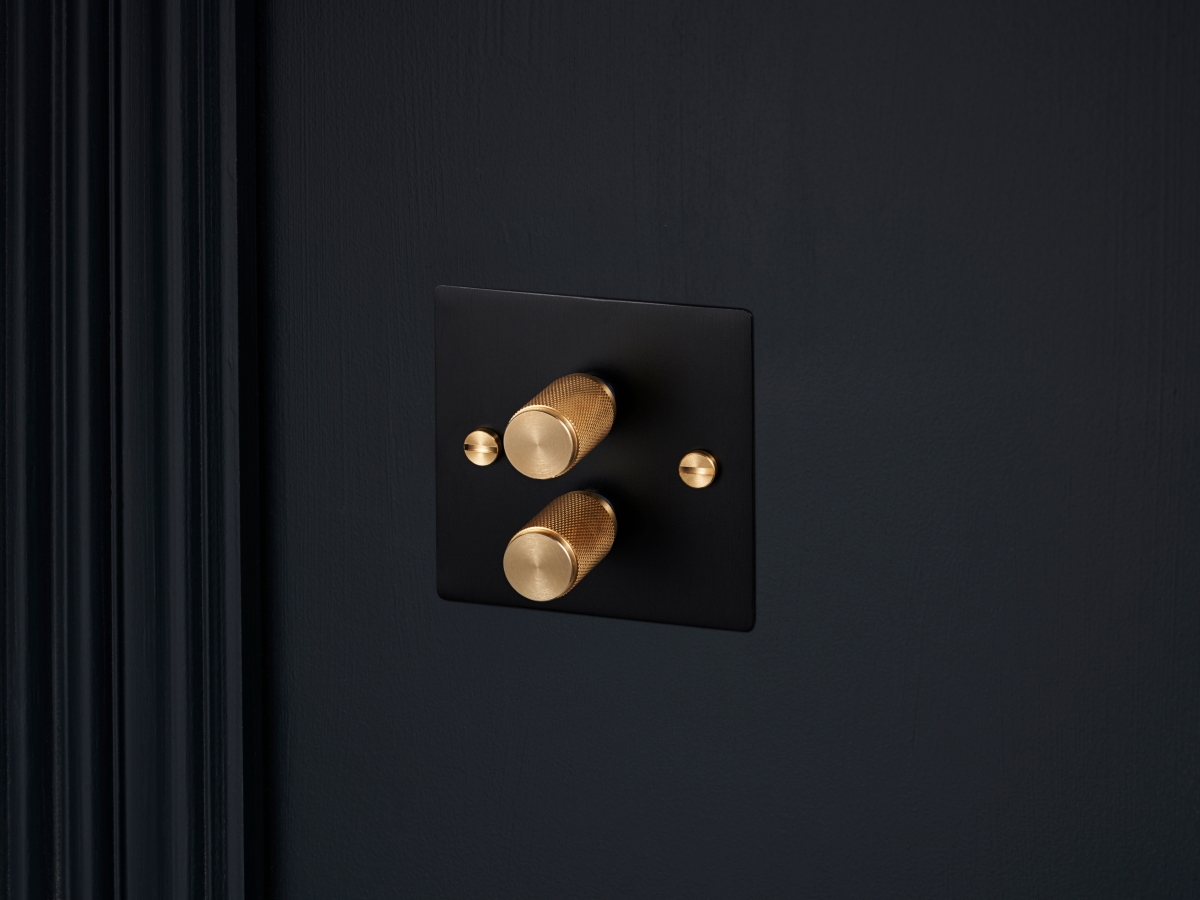 Диммер Buster & Punch двойной UK-DI-CO-2G-BL-BR-A чернёная латунь