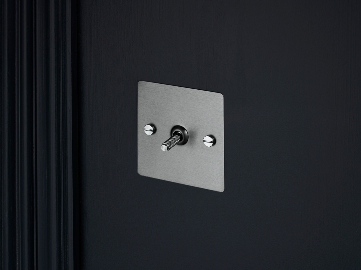 Выключатель тумблерный Buster & Punch одинарный UK-TO-CO-1G-ST матовый хром