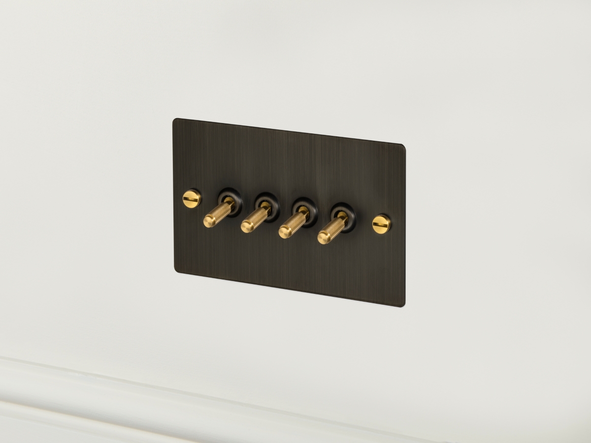 Выключатель тумблерный Buster & Punch четырехклавишный UK-TO-CO-4G-SM-BR матовая бронза