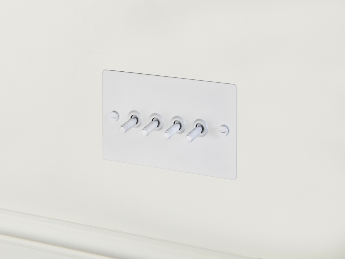 Выключатель тумблерный Buster & Punch четырехклавишный UK-TO-CO-4G-WH белый