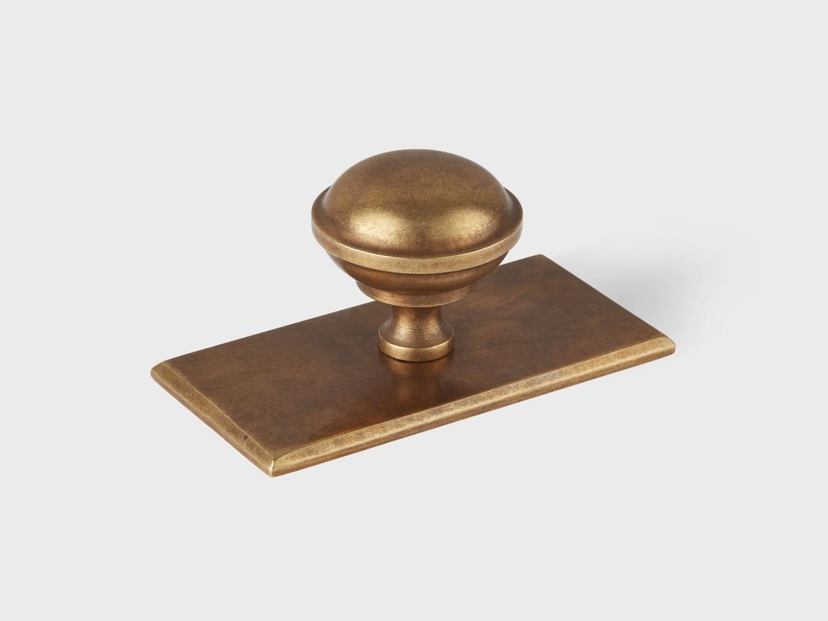 Мебельная ручка-кноб на планке Armac Martin Queslett (rectangle) античная латунь