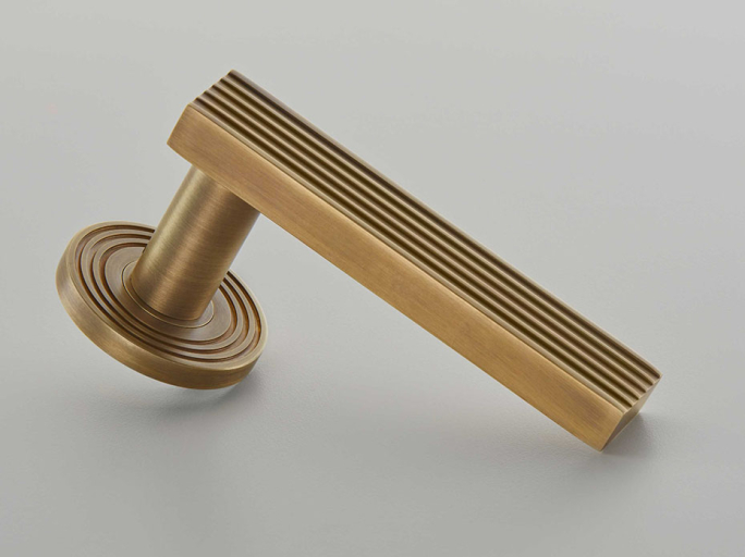 Дверная ручка на розетке Croft 130 Icon 213 матовая бронза