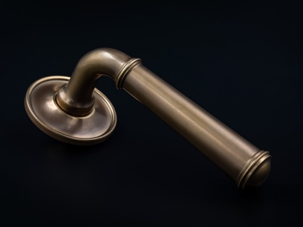 Дверная ручка Frank Allart на розетке 77747821 матовая бронза