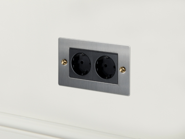 Розетка Buster & Punch двойная 2G_Euro UK-MG-CO-2G-ST-BR матовый хром