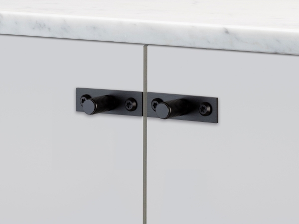 Мебельная ручка кнопка на планке Buster & Punch GFK-02323 чернёная латунь