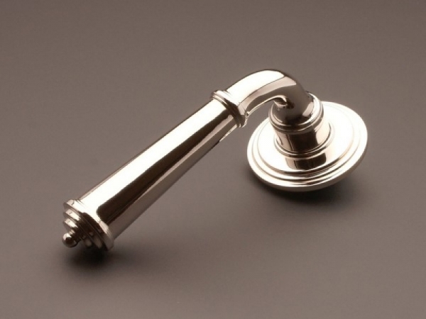 Дверная ручка на розетке Hamilton HL083 полированный никель