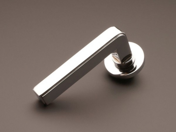 Дверная ручка на розетке Hamilton HL101 полированный хром