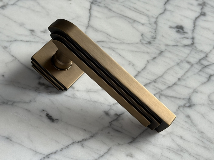 Дверная ручка на розетке Oliver Knights Bausan LH античная латунь