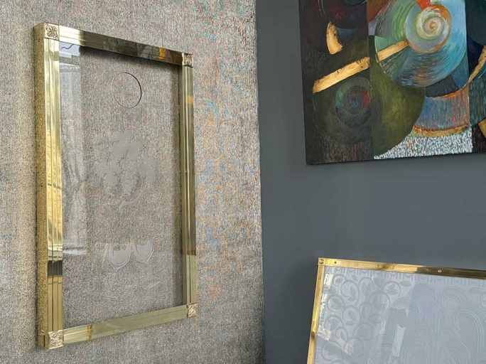 Панно для пробок на стену FURNITEK FG-04003 в латунной раме с полировкой