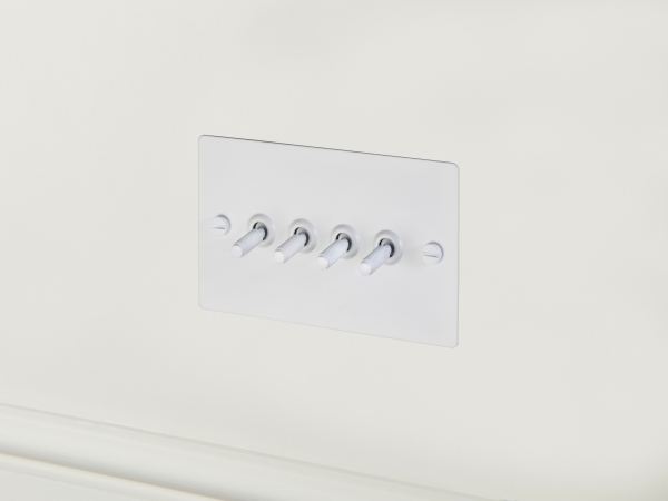 Выключатель тумблерный Buster & Punch четырехклавишный UK-TO-CO-4G-WH белый