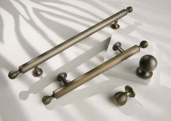 Мебельные ручки скобы и кнобы Armac Martin коллекция Merrick матовая бронза