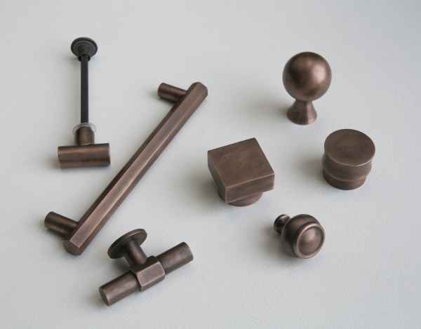 Мебельные ручки скобы и кнобы Croft античная медь